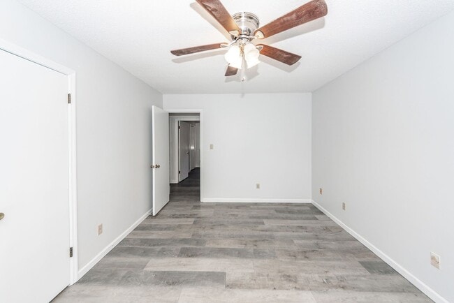Building Photo - 2 Bedroom, 1.5 Bathroom Townhome - Summerville