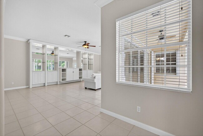 Building Photo - 121 Savona Dr
