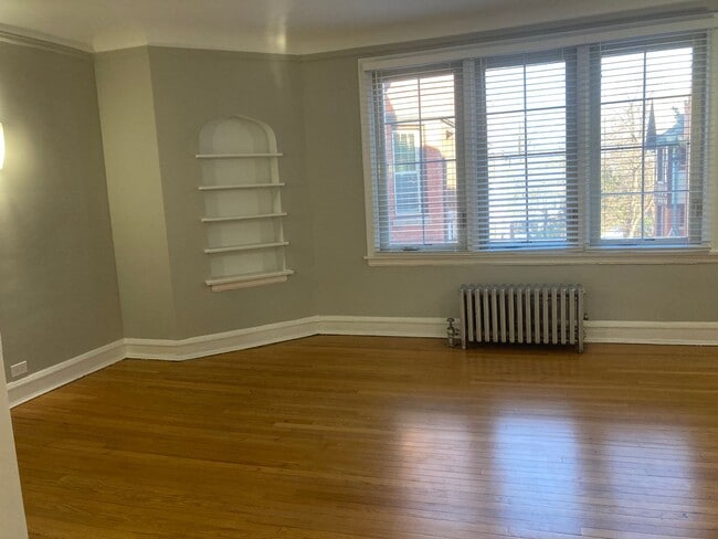 Building Photo - Recently Renovated East Rogers Park One Bedroom - Pets Welcome!