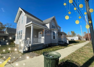 Building Photo - 424 E 10th St