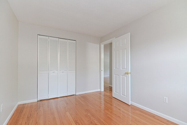 Building Photo - 4 Colonial Village Dr