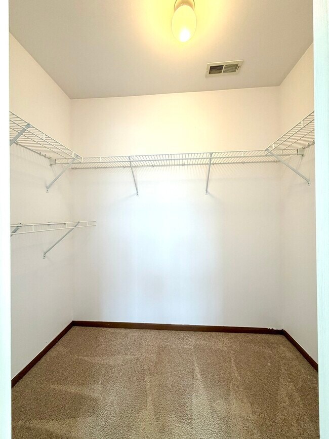 Building Photo - 665 Lakewood Farms Dr