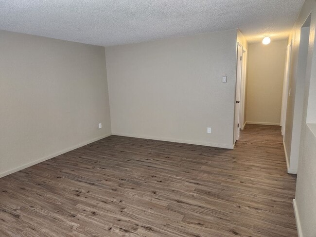 Building Photo - Cute 2 Bedroom 1 Bathroom Near Northtown Mall