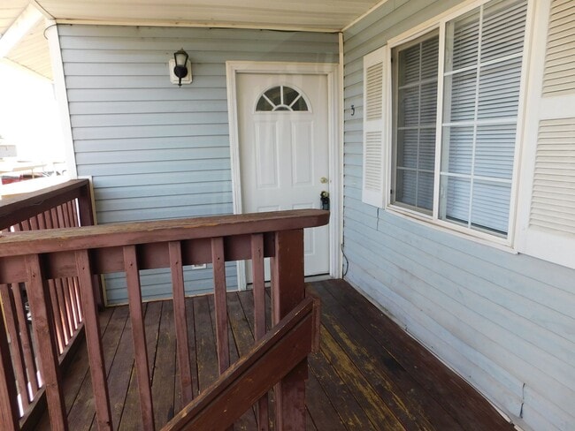 Building Photo - ONE MONTH FREE RENT!