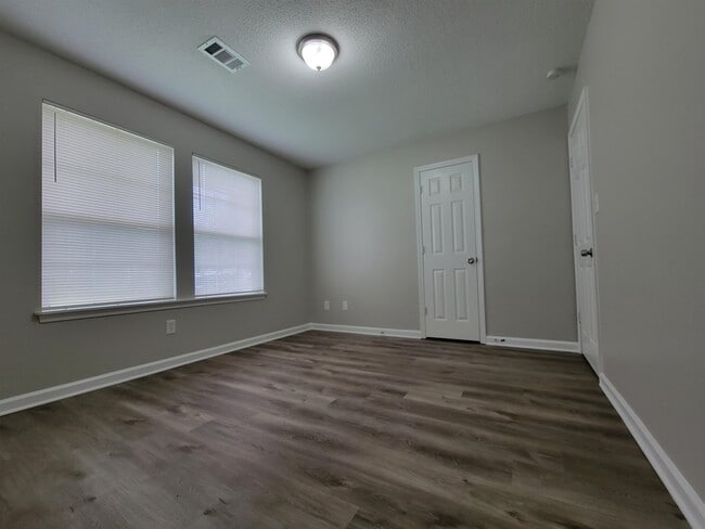 Building Photo - 7025 Stoneridge Dr