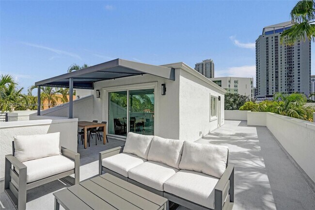 Building Photo - 453 SW 5th Ave