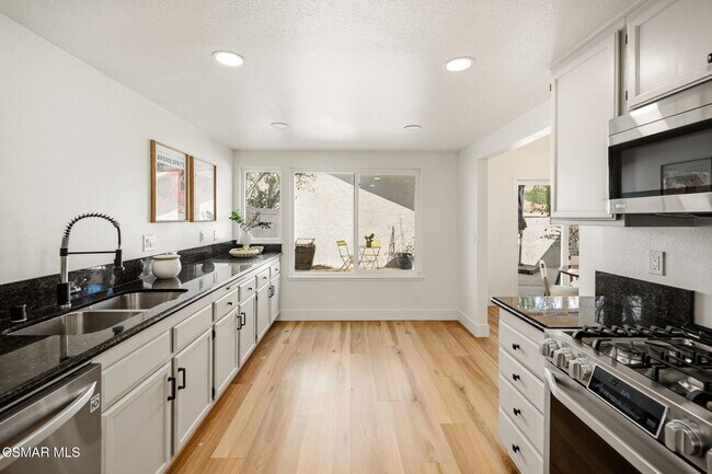 Building Photo - 974 Quarterhorse Ln