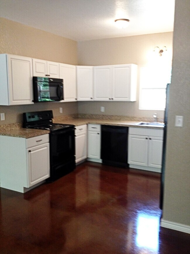 Building Photo - 1080 W Oak St