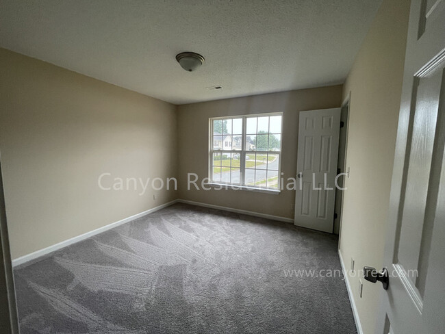 Building Photo - Beautiful 3b Room! Move in ready!