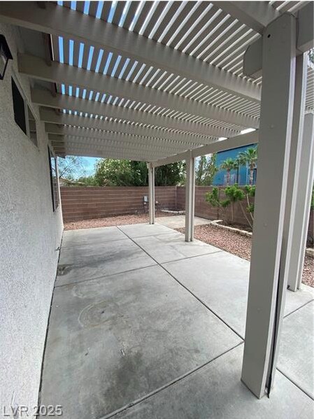 Building Photo - Single story home in gated community!