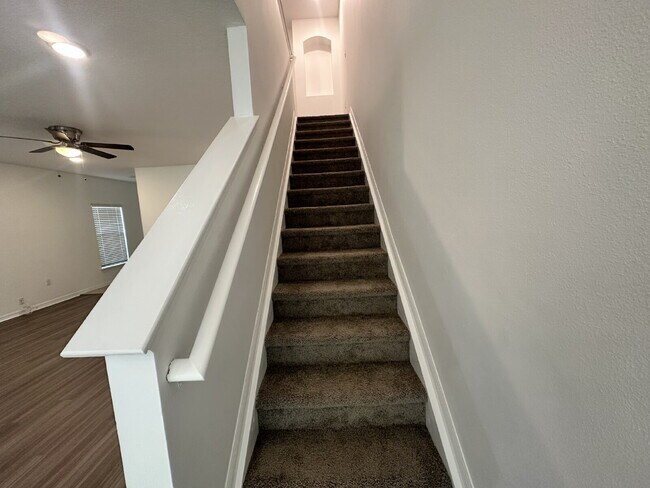 Building Photo - "Beautifully Maintained 3-Bed Townhouse with 2.5 Baths in Lakeland - Spacious 1,676 Sq. Ft.!"