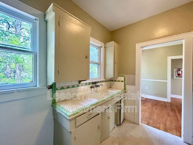 Building Photo - 320 College St