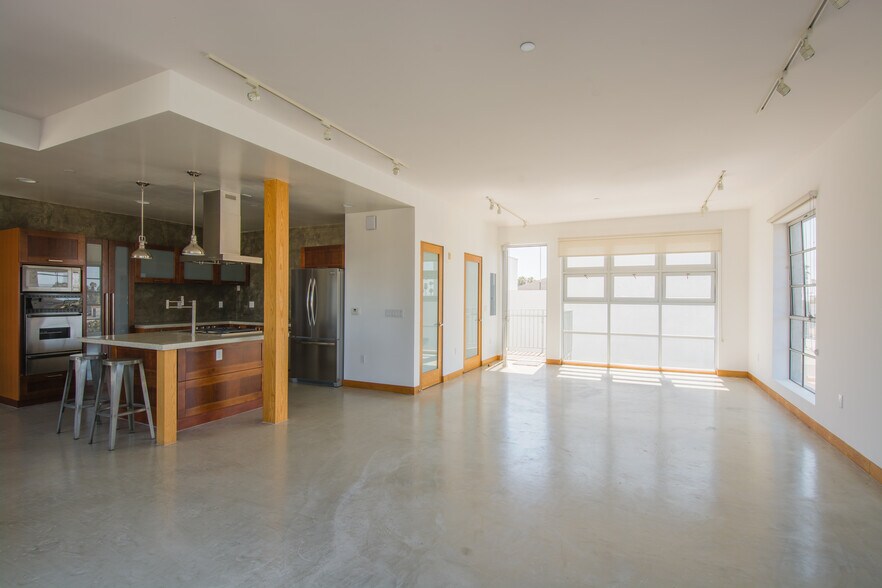 Building Photo - 116 E Yanonali St