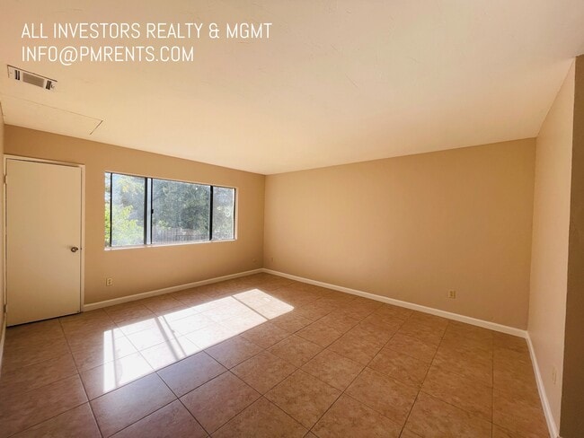 Building Photo - 313 N Melrose Dr