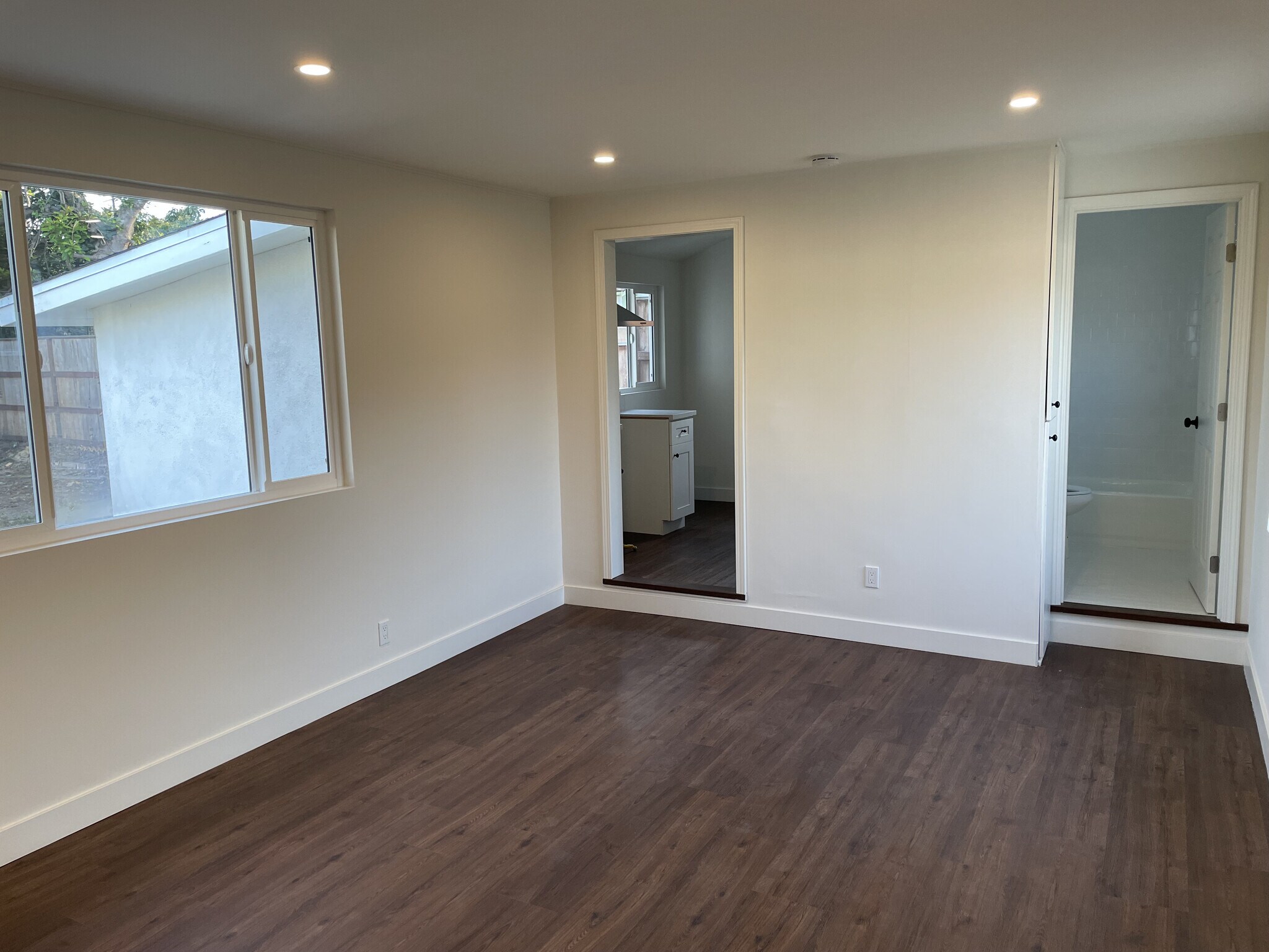 Building Photo - 423 W Maple Ave