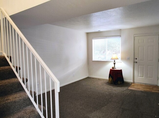 Building Photo - Great 3 Bd 2.5 Bath Townhome