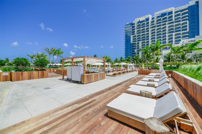Building Photo - 2301 Collins Ave