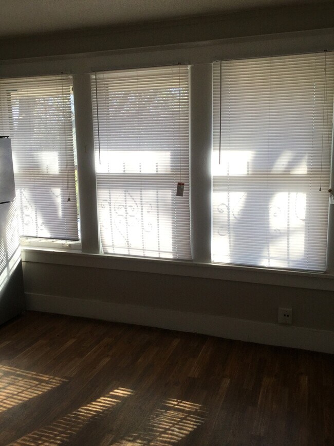 Building Photo - Studio apartment, 1 Bathroom Near UOM and Echles St