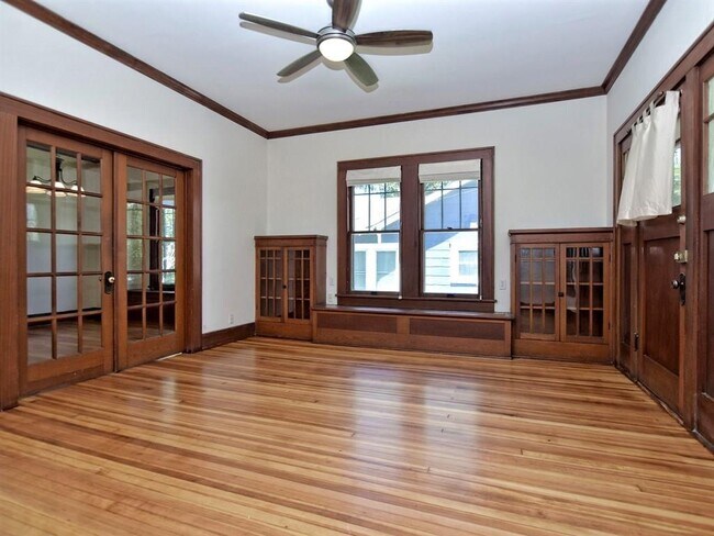 Building Photo - 403 W 37th St