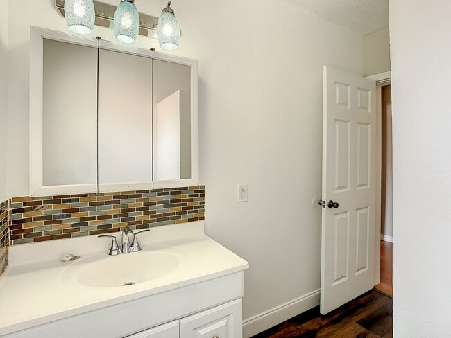 Building Photo - Charming Three bedroom one bath with huge backyard