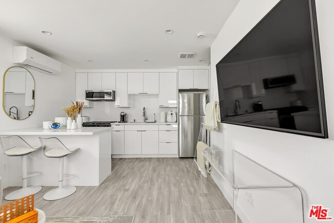 Building Photo - 7076 Park Manor Ave