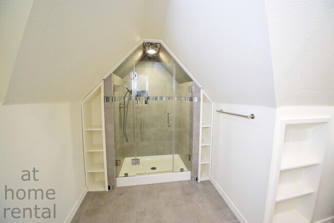 Building Photo - 1740 S Yorktown Ave