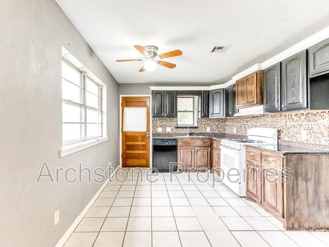 Building Photo - 608 Holoway Dr
