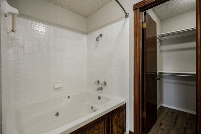 Building Photo - 4 bed, 2 bath home in Edmond