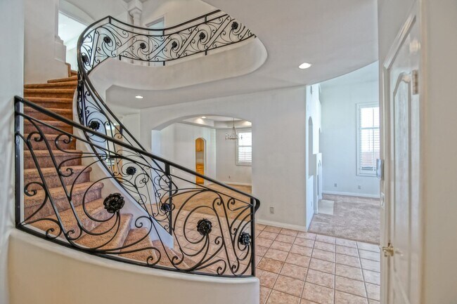 Building Photo - VERY SPACIOUS, BRIGHT & AIRY HOME W/ UNIQU...