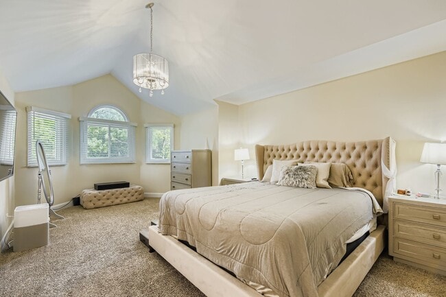 Building Photo - 53 Falcon Pl