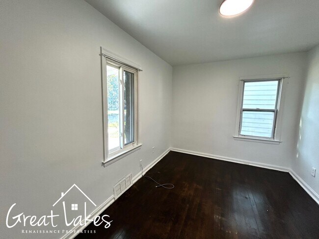 Building Photo - Lovely 2 Bedroom 1 Bathroom now available ...