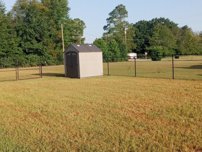 Building Photo - 3725 Pinewood Rd