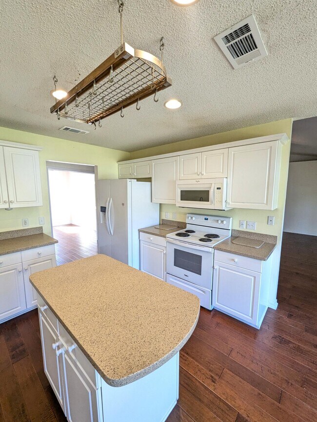 Building Photo - 7300 Rexford St