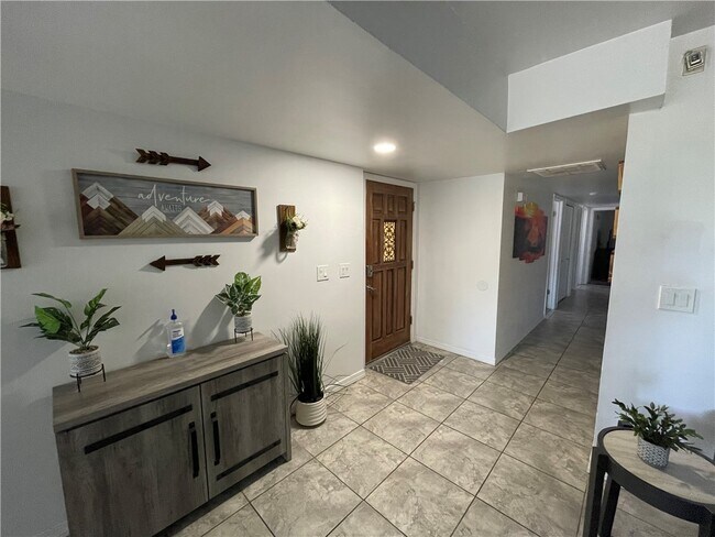 Building Photo - 2677 Country Club Dr