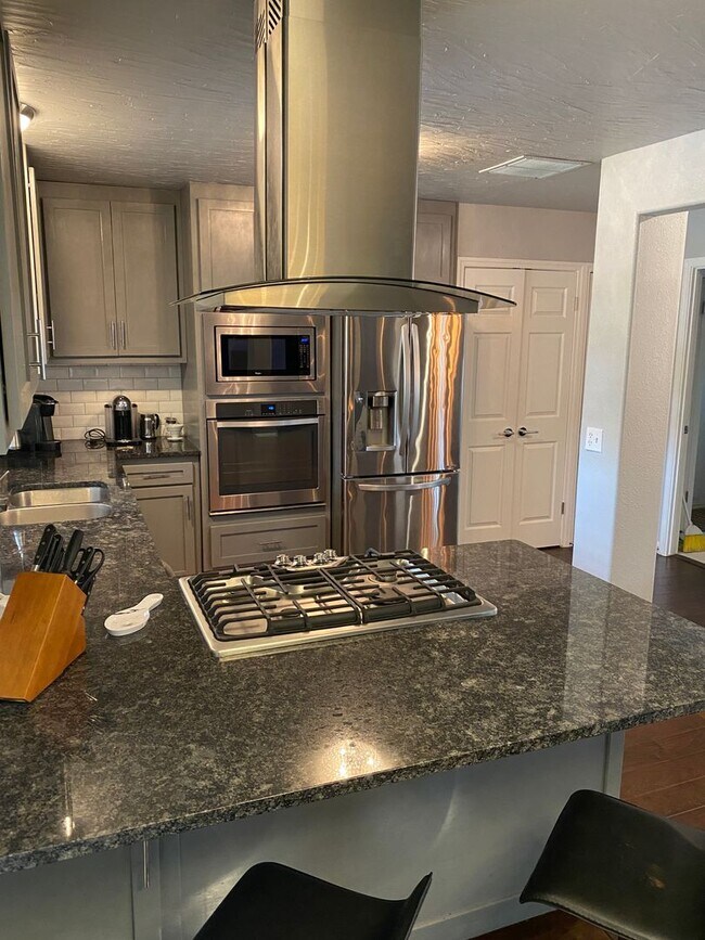 Building Photo - Executive Home in Wilemans Belle Isle