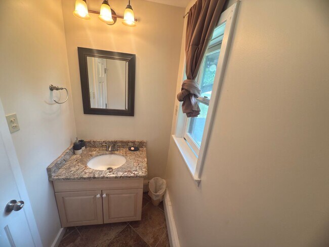 Building Photo - Charming 3-Bedroom Home + Bonus Room in Prime Niskayuna Location!