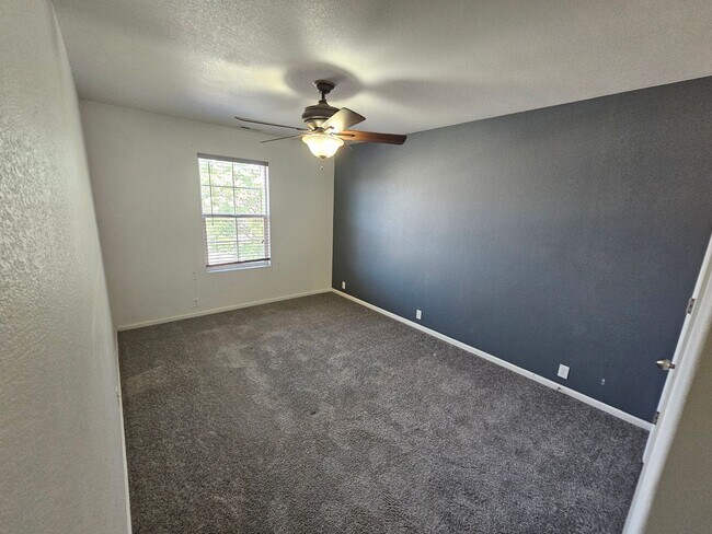 Building Photo - 3 Bed 3 Bath Townhome Minutes from Ft. Carson!!