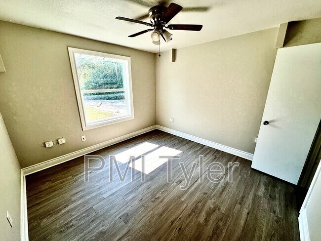 Building Photo - 1800 W Oakwood St