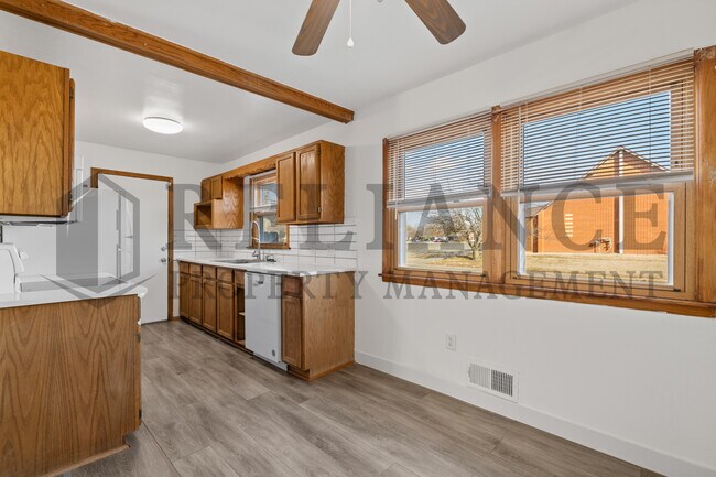 Building Photo - 2803 S Glenn Ave