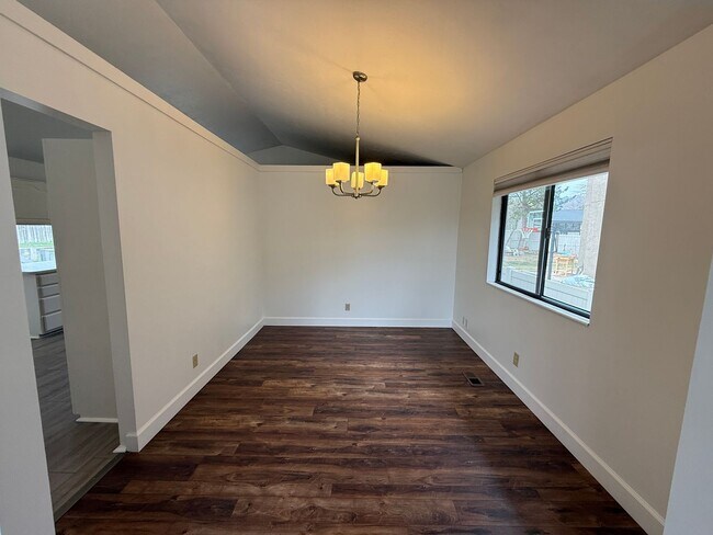 Building Photo - Large Five Bedroom Home, Sandy, 2500 sq ft, New Paint