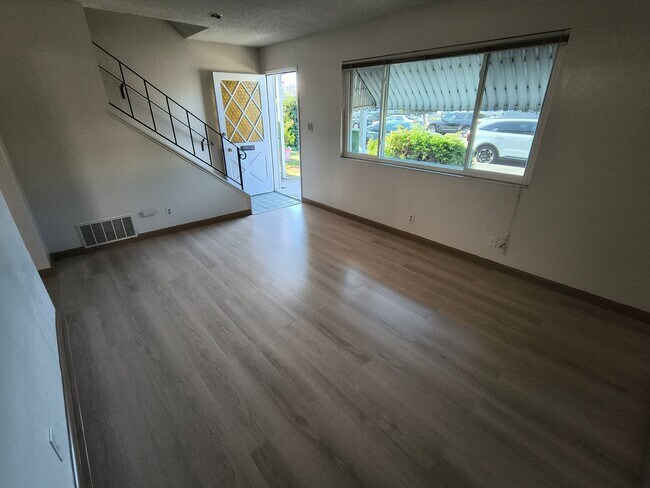 Building Photo - EBN T 22274 - 22278