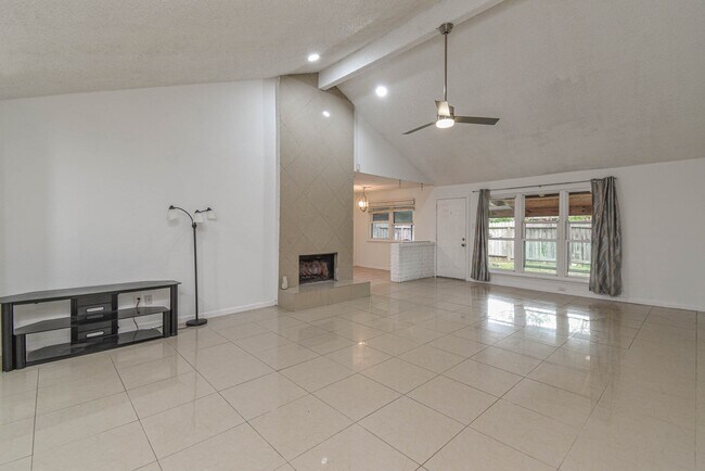 Building Photo - 12054 Plumpoint Dr