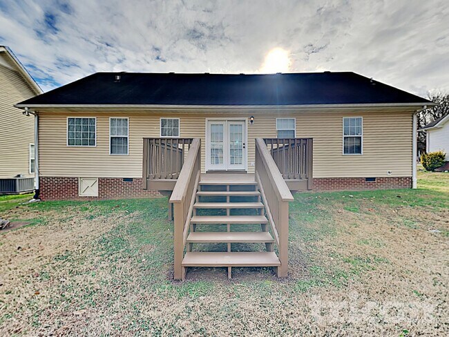 Building Photo - 240 Green Hills Dr