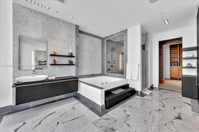Building Photo - 200 Biscayne Blvd Way