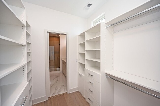 Building Photo - 3 Bed, 3.5 Bath - Modern, sleek & steps fr...