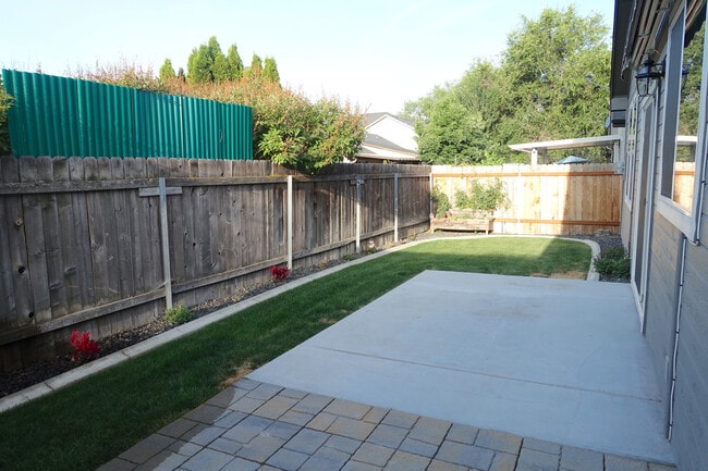 Building Photo - 3-Bedroom Home in Very Private Quiet Setting