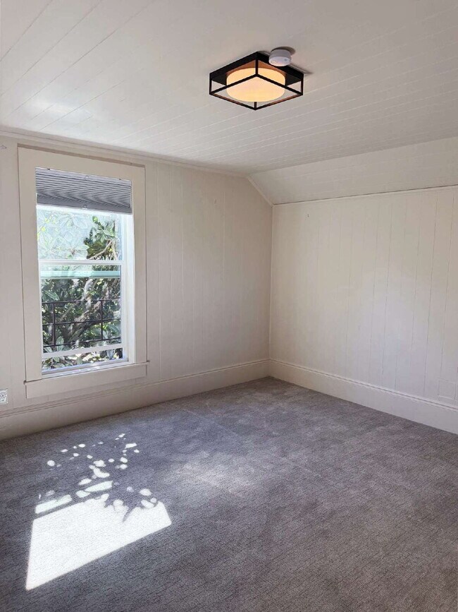 Building Photo - Spacious Two-Story Ranch Home Near Sonoma