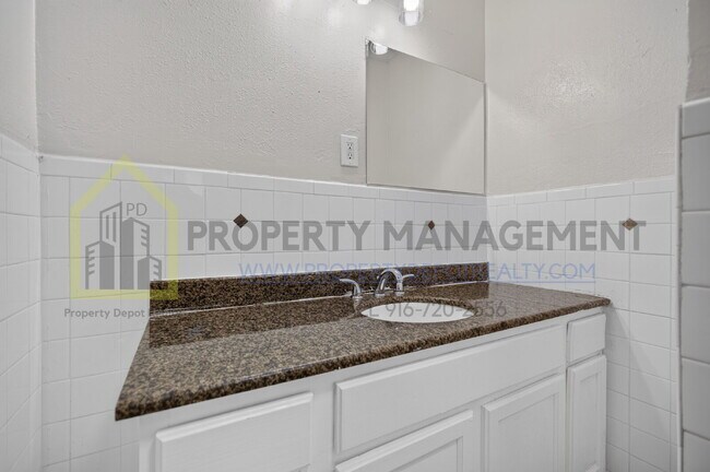 Building Photo - Spacious 3-Bed, 2-Bath Haven in Sacramento