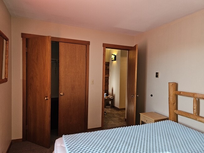 Building Photo - 3865 S Lake Creek Dr