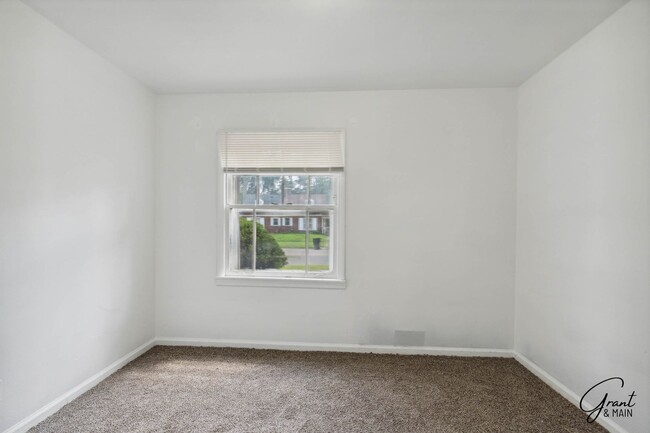 Building Photo - $1,300/month - 3 Bed 1 Bath